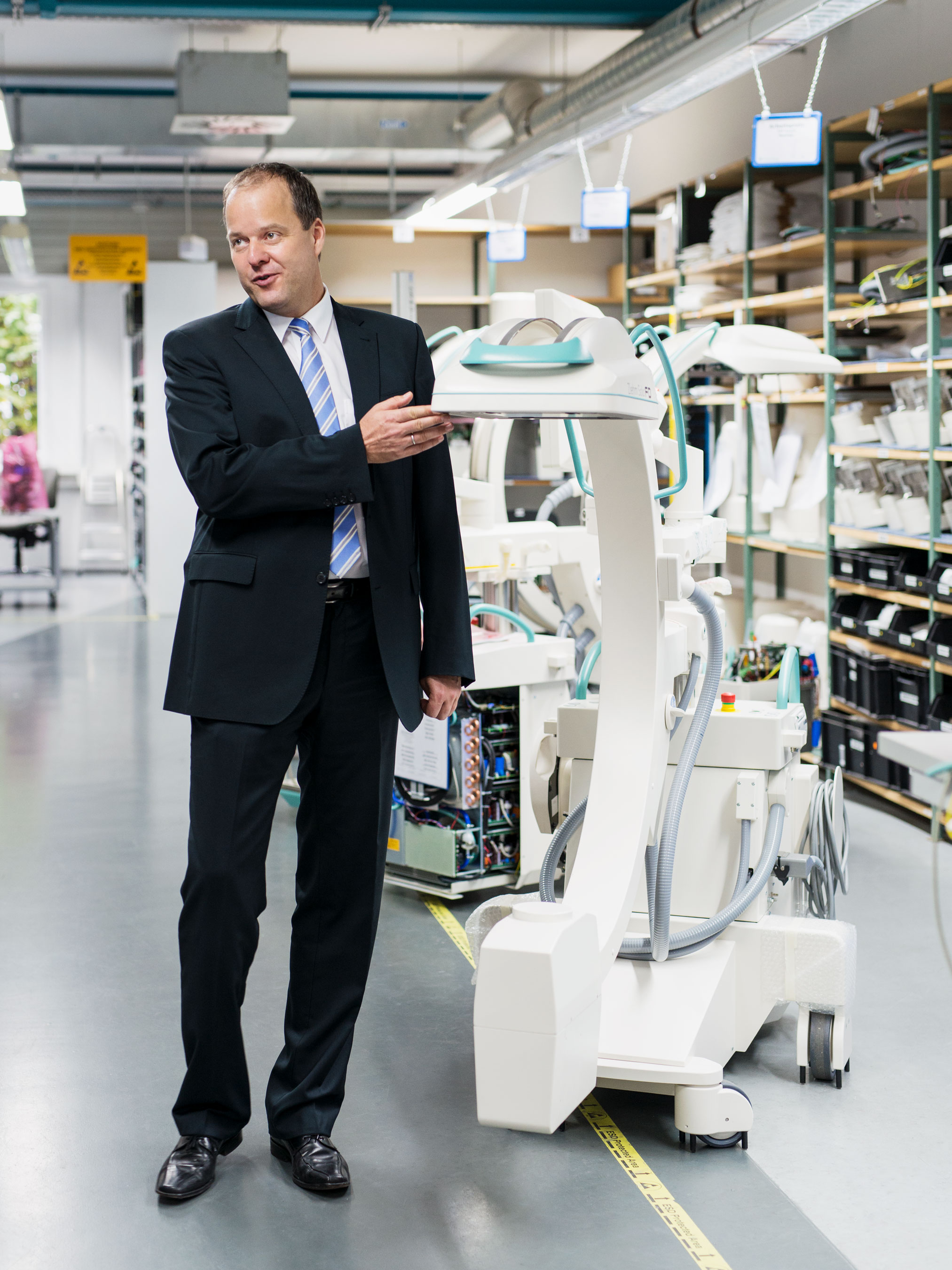 Klaus Hörndler, CEO of Ziehm Imaging, stands next to a C-arm with a flat panel detector in the Ziehm Imaging production facility.