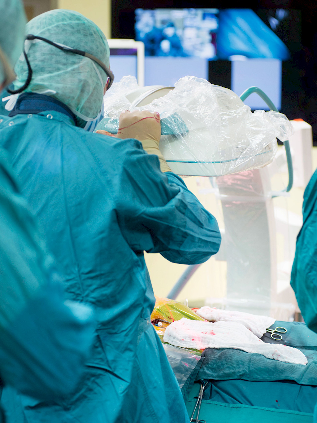 Control of a C-arm during an EVAR procedure by the surgeon.