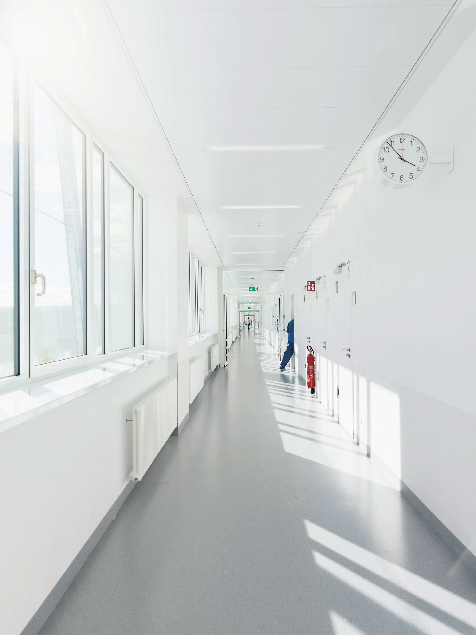 At the Großhadern campus in Munich: halls that lead to the entrances to the operating rooms