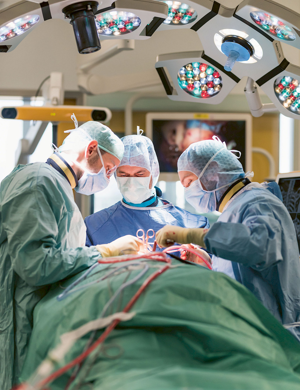 The OR team with Prof. Dr. Christian Zeckey and Dr. Simon Weidert in the OR during a procedure.