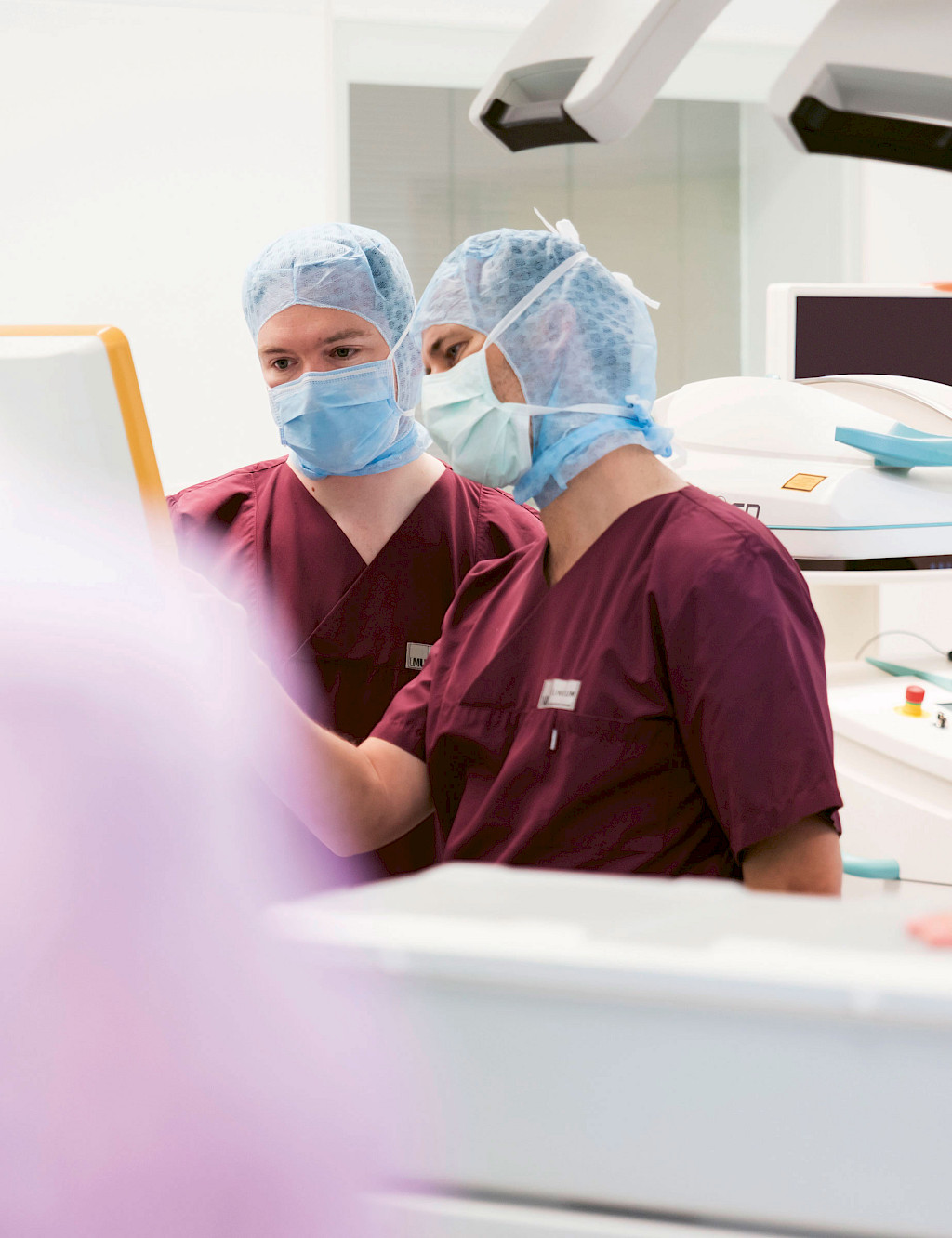 Senior physician Dr. Zeckey and specialist Dr. Weidert discussing