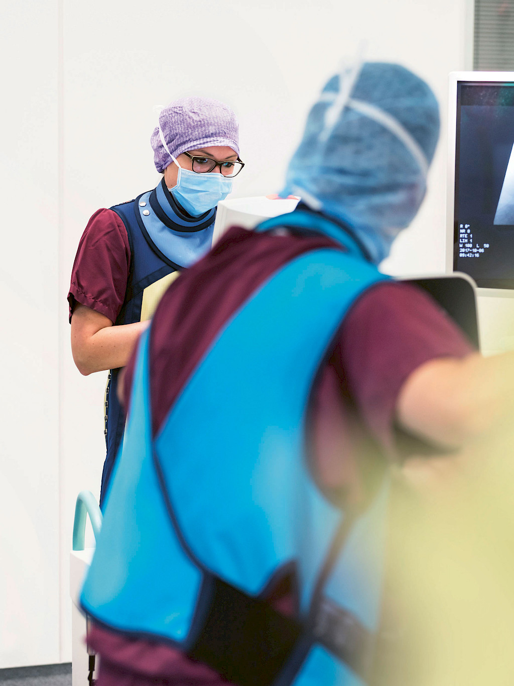 Ziehm Imaging application specialist Nadja Baitis acquires an initial overview image with the mobile C-arm