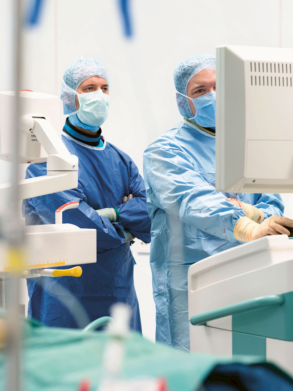 An intraoperative 3D image is being reviewed by senior physician Dr. Zeckey and specialist Dr. Weidert.