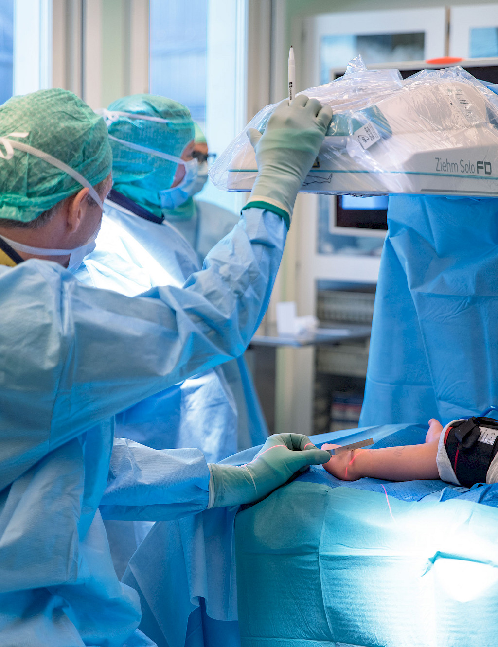 Surgeon positions C-arm for a final control image