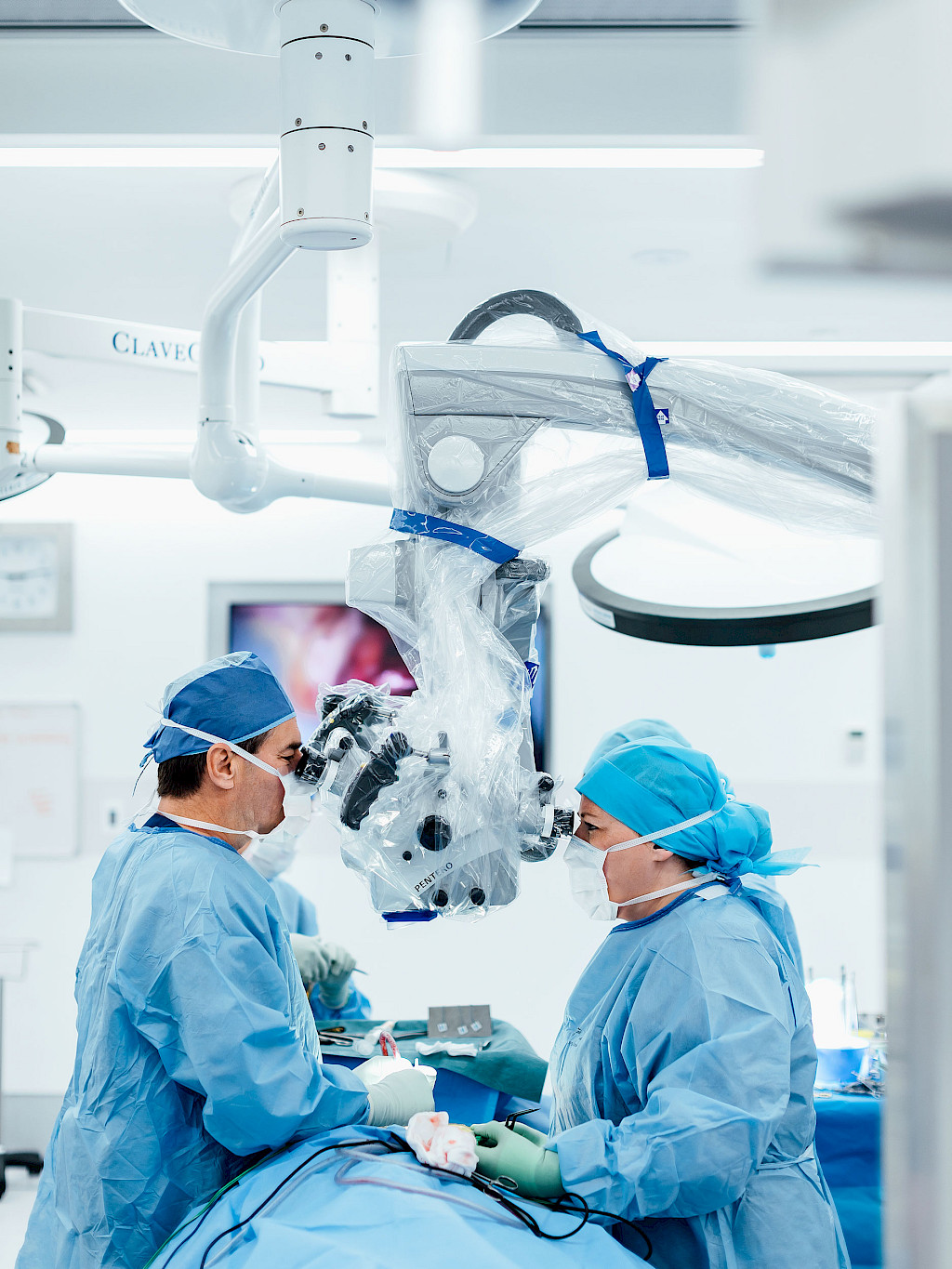 Timothy Steel and Marie Frydenberg are performing spine surgery