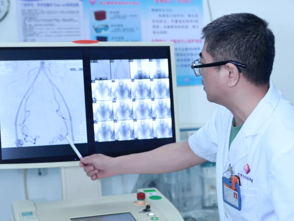 Director Yang is operating the Ziehm Vision RFD